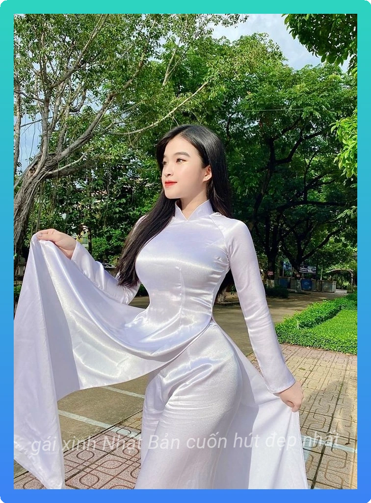 Hinh nu sinh mac ao dai trang trong treo