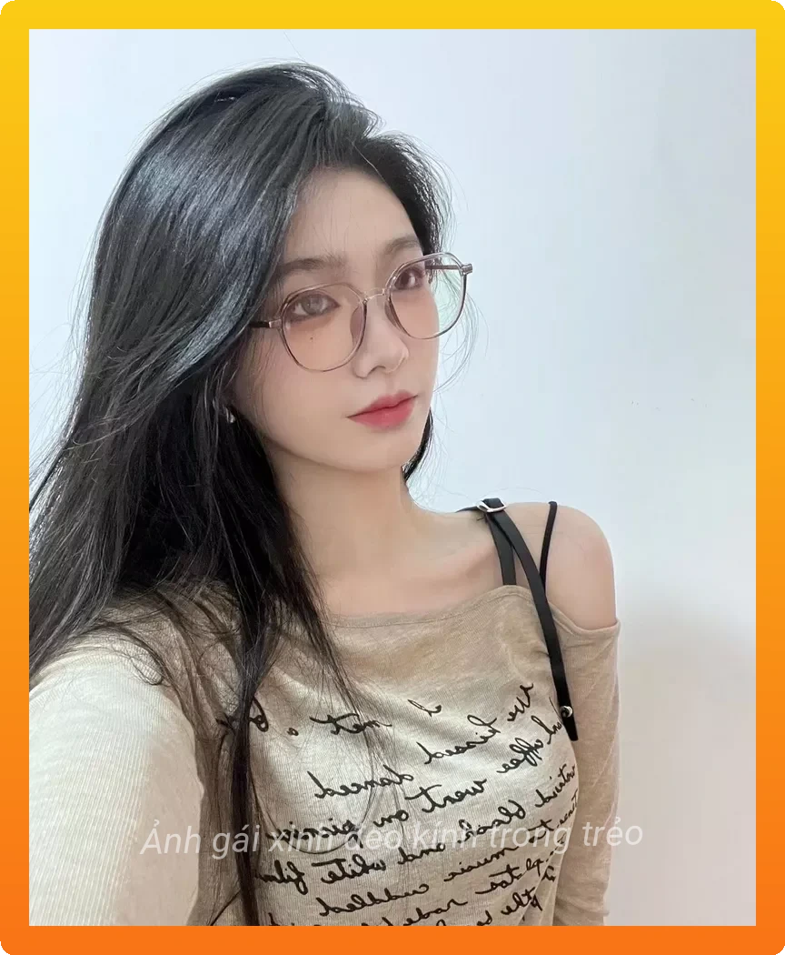 Hot girl deo kinh toc dai thuot tha e1773375567309