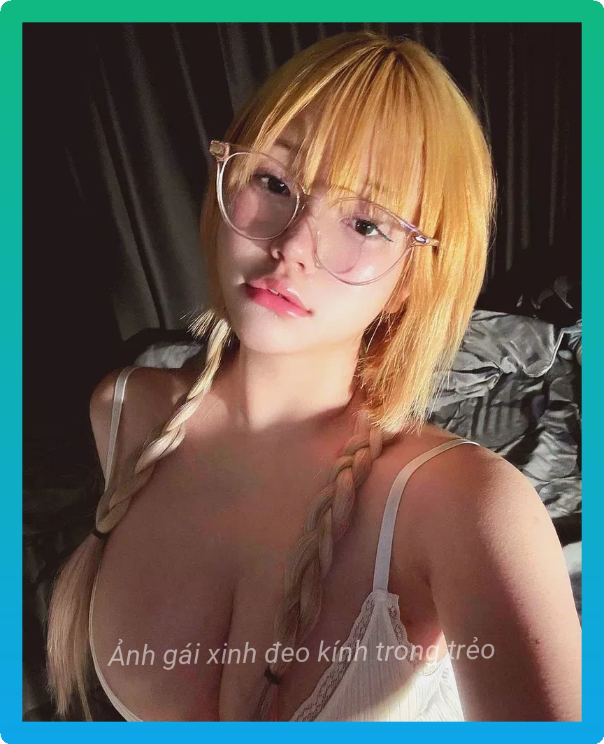 Hot girl deo kinh toc ngan dang yeu