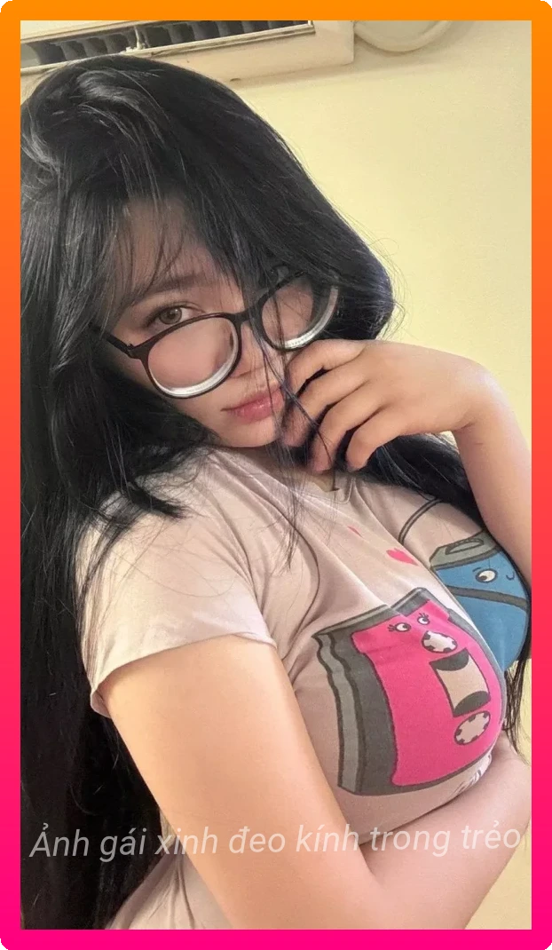 Hot girl deo kinh xinh dep cuon hut