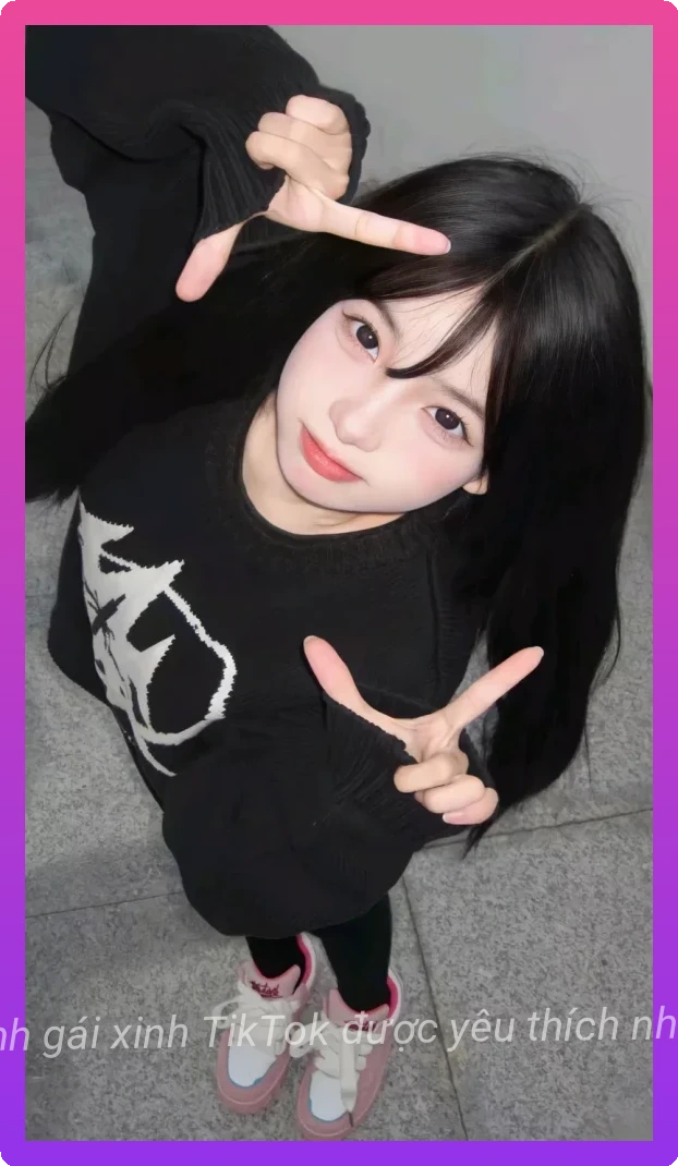 Hot girl tiktok pose dang truoc camera