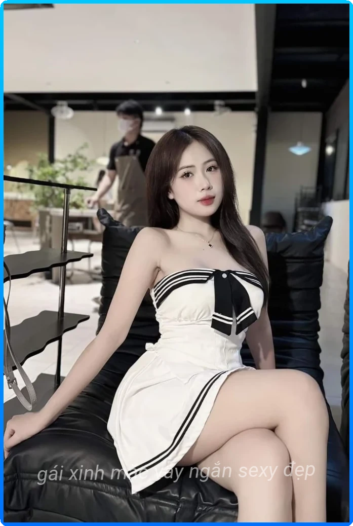 Net tre trung trong outfit vay ngan