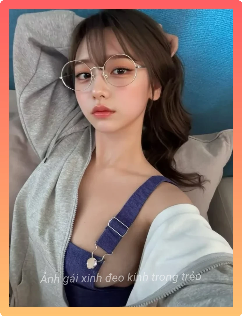 Nu sinh deo kinh selfie de thuong