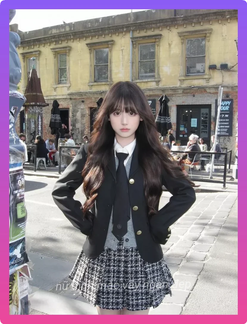 Nu sinh mac vay ngan xinh xan trong san truong