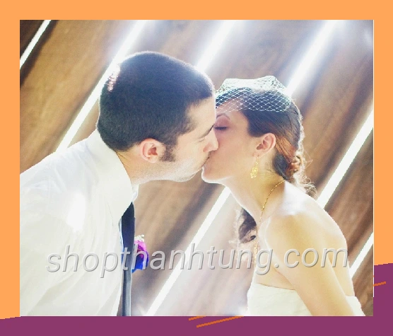 Mẫu 16 bridal couple kiss wood roo mang phong cách hiện đại