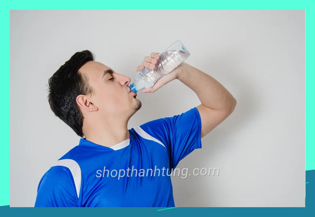 Không gian side view athlete drinking jpe giúp nội dung dễ hiểu hơn