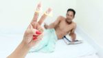 Đeo bao cao su 2 cái cùng lúc: An toàn hơn hay dễ rách hơn?